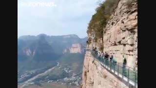 مسیر شیشه ای نوک کوه در چین