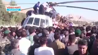 مردم زلزله‌زده روی  سقف بالگرد هلال‌احمر!