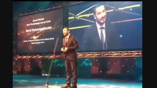 لحظه اهدای جایزه بخش بازیگرى آسیا پاسفیک به نوید محمدزاده