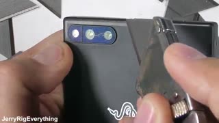 تست مقاومت بدنه گوشی هوشمند ریزر