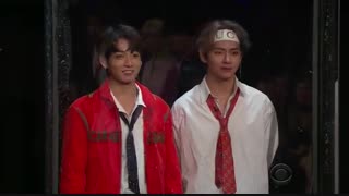 کات منتشر شده از بازی Flinch جیمز کوردن با BTS در برنامه Late Late Show