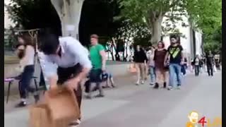 کلیپ فوق العاده خنده دار مردی با شورت و جوراب زنانه