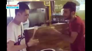 وقتی یک شعبده‌باز مجبور می‌شود بستنی بفروشد