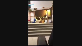 کودکی که وسط تئاتر یاد عروسک بازی می افتد