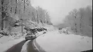 ویدئویی زیبا از برف پاییزی در جاده جنگلی اولنگ واقع در شرق استان گلستان