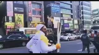 مشعل المپیک در دستان بازیگر ایرانی «بهرام رادان»