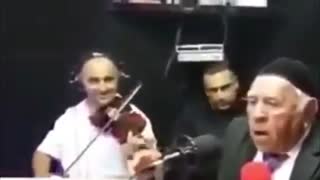 فایل باز|شعر خوانی رو حوضی این مرد باحال و با انرژی، فقط اونجاش که اسم دخترارو میگه