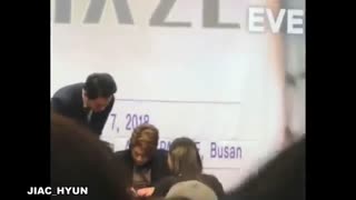 امضا گرفتن یک عروس از  کیم هیون جونگ