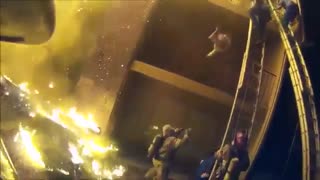 مامور آتش نشانی دختر بچه ای را که از طبقه سوم به پایین افتاده بود گرفت