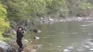 اموزش تخصصی ماهیگیری با قلاب پرتاب لنسر و بیرون کشیدن ماهی