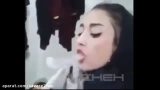 خدایی حیف نداره دختر به این خوشگلی قلیان بکشه ...