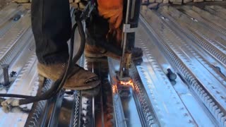 فیلم نحوه جوش دادن گلمیخ به سقف عرشه فولادی (متال دک)