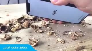 سختی آزمایی محافظ الماس - شکستن گردو با صفحه نمایش موبایل