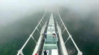 تلاش برای شکستن پل شیشه ای در چین