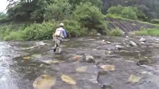 آموزش صید ماهی قزل آلا با لنسر در رودخانه