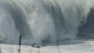 موج سواری در خطرناک ترین موج های جهان در Nazaré