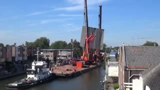 افتادن 2 جرثقیل بزرگ روی ساختمان مسکونی در هلند