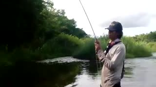 ماهیگیری با قلاب در رودخانه