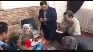 بوسیدن دست مادر شهید