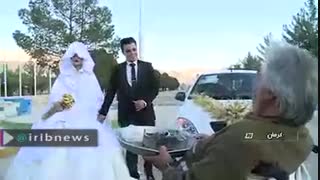 کار ارزشمند عروس وداماد کرمانی: تقسیم شادی با سالمندان