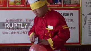 مهارت عجیب آشپز چینی در تکه تکه کردن گوشت