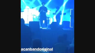 وقتی امیر نشسته میخونه