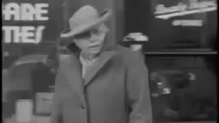 صحنه های زیبا از اولین برخوردهای مردم با پدیده دوربین‌ فیلمبرداری در خیابان.