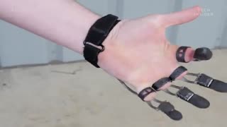 انگشتان مصنوعی مکانیکی که کارهای روزمره را برای معلولین راحت تر میکند