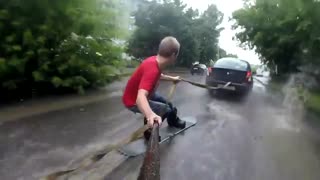 موج سواری در خیابان های آب گرفته