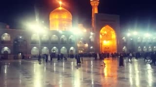 مرثیه‌خوانی یک زائر در صحن انقلاب حرم امام رضا(ع)
