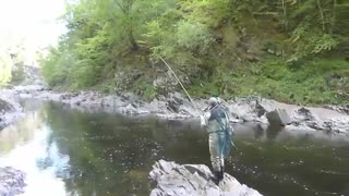 اموزش پرتاب لنسر و ماهیگیری در رودخانه