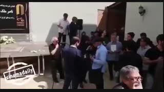 بیرون کردن خبرنگاران صداوسیما در پایان مراسم تشیع ناصر ملک مطیعی