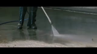 یک نفری کارخونه رو تمیز کرد