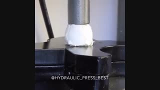 تخم مرغ زیر دستگاه پرس هیدرولیکی
