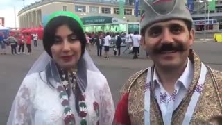 دو هوادار ایران با لباس محلی قشقایی در سن پترزبورگ