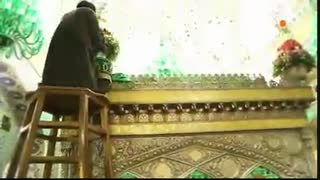 تعویض گلهای فوق ضریح مطهر رضوی