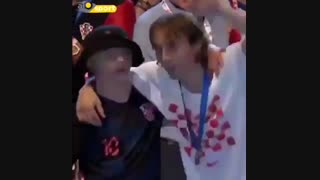 وقتی لوکا مودریچ هوادار دچار سندروم داون کرواسی رو پیش خودش میبره و با هم کشورشونو تشویق میکنن