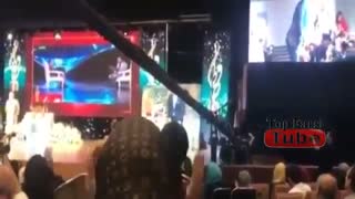 ورود احسان علیخانی با محافظ و گرفتن جایزه جشن حافظ و تقدیم آن به شهید حججی