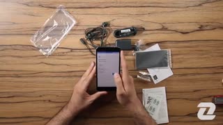 جعبه گشایی زومیت از گوشی HTC U11