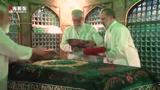 غبارروبی مضجع مطهر حضرت امام رضا (ع) توسط رهبر انقلاب
