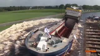 صحنه های جالب از به آب انداختن کشتی های غول پیکر