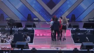 رزی با عصبانیت نگاه میکنه | بلک پینک  اجرا رو متوقف میکنن