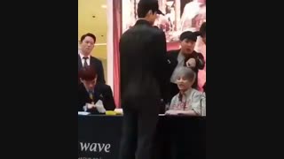 امضا گرفتن سهون از exo-cbx