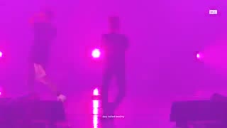 اینم کنسرت اون ویدیو ای که جیمین میکروفون رو میچرخوند