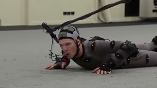 "بندیکت کامبربچ" در پشت صحنه قسمت دوم سریال "هابیت" برای اجرای تست حرکات بدن و صدا