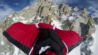 پرواز فوق العاده با وینگ سوت برفراز کوه های آلپ