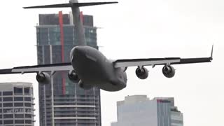 مانور هوایی با RAAF C-17 در میان آسمان خراش های استرالیا