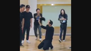 وقتی داشت به تیم شوهر صد روزه Growl رو یاد میداد ولی خودش یهو یادش رفت ^0^ کیونگسو exo