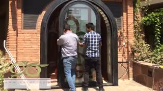 فیلم ساخت و نصب درب شیشه ای استین گلاس با چهارچوب فلزی خم و شیشه های رنگی در فرمانیه تهران