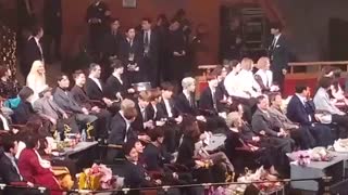 درگیری بی تی اس در مراسم سر اینکه  کی میکروفون دست بگیره :| + عکسای پسرا در مراسم